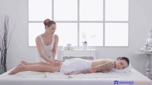 Aria Star & Sydney Luv: 69 Lesbian Facesitting Massage with Oil - veryfreeporn.com on gratisflix.com