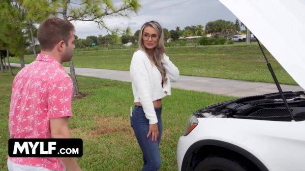 Free Premium Video Gets Stranded By The Side Of The Road Because Her Car Broke Down & She Has No Idea What To Do - videomanysex.com on gratisflix.com