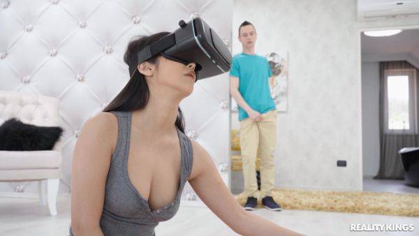 VR fantasy sex turns into reality once her stepbrother walks in on her - xbabe.com on gratisflix.com