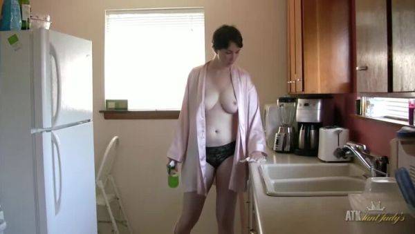 Mature Inara Byrne Nude: Sensual Kitchen Cleaning Reveals All - xxxfiles.com on gratisflix.com