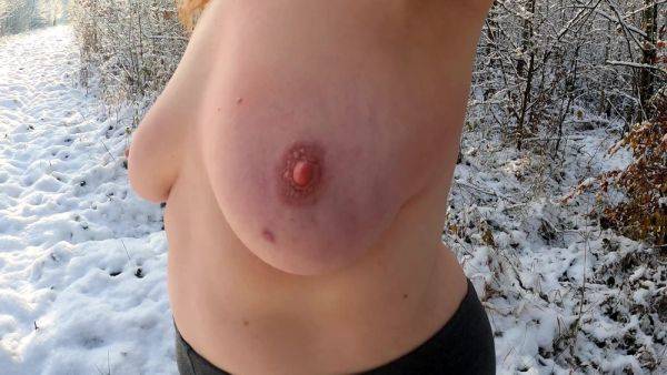 Topless Titslapping While Hiking Trough The Snow - videomanysex.com on gratisflix.com
