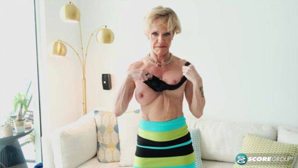 A Swinging 56-Year-Old Makes Herself Cum - hotmovs.com on gratisflix.com