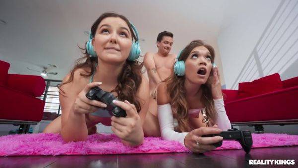 Gamer Girls Compete For Cock - upornia.com on gratisflix.com