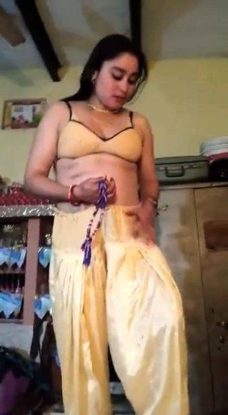 Desi Aunty strip infront of husband - drtuber.com - India on gratisflix.com