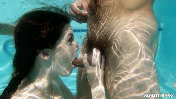 Reality Wet Threesome Hardcore in Pool: Social Sluts Blow Delivery Guy Underwater - BBC James Angel - xhand.com on gratisflix.com