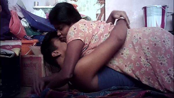 Indian House Wife Kissing On Housband - videomanysex.com - India on gratisflix.com