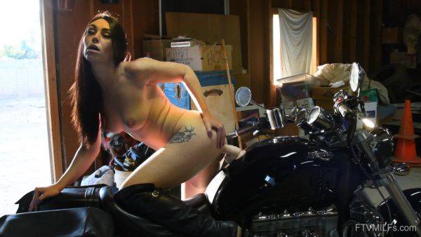 Slender babe rides her rubber toy in sensual garage perversions - hellporno.com on gratisflix.com
