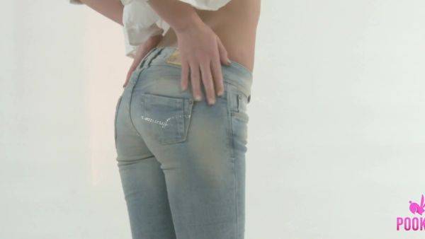 Skinny Beauty Indi Spreads Cheeks in Tight Jeans - anysex.com on gratisflix.com