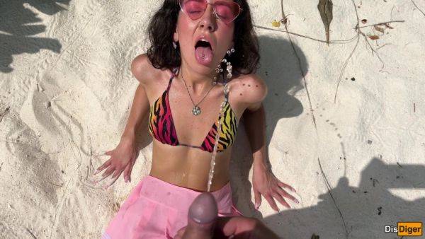 Katty Pees Powerfully On The Beach And I Give Her Golden Shower On Her Face - videomanysex.com on gratisflix.com