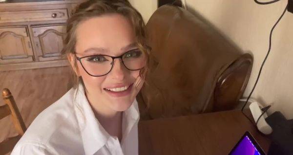 Office lady stepmom wants to blow her stepson before Zoom call - anysex.com on gratisflix.com