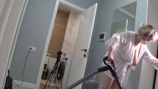 Big Ass Under A Short Robe Busty Mature Housewife With Hairy Pussy Behind The . Homemade - hclips.com on gratisflix.com