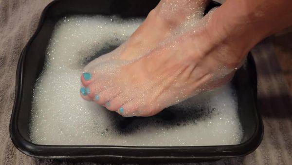 Soapy Foot Bubble Bath - Soaking My Sweaty Feet After A Long Day - hclips.com on gratisflix.com