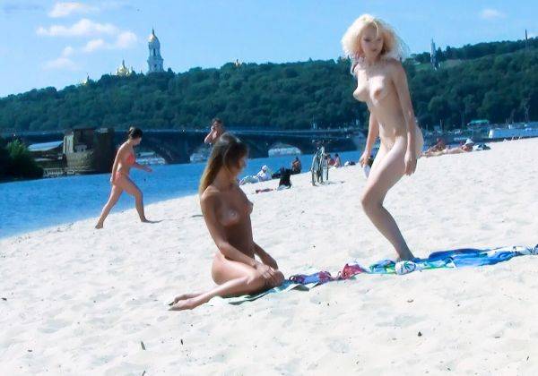Young nudist fresh hotties caught on a hidden camera - hclips.com on gratisflix.com