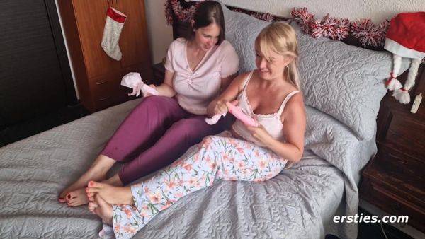 Best Friends Exchange Sexy Gifts Before Using Them To Have Lesbian Sex - hclips.com on gratisflix.com