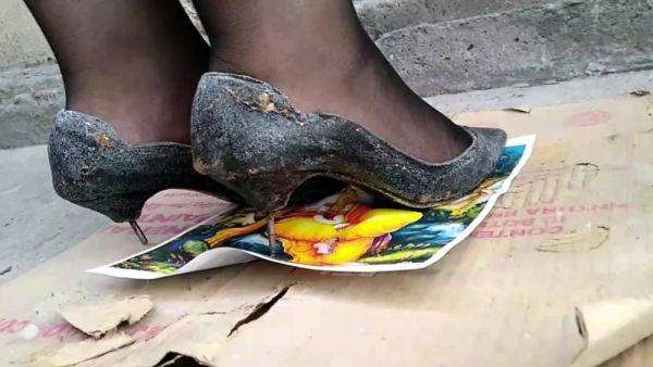 Girl stomping on picture in black metal high heels - txxx.com - India - Pakistan on gratisflix.com