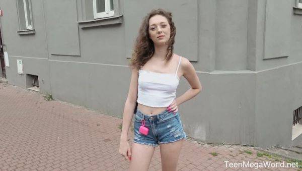 Cameraman gives hottie a sex lesson - porntry.com on gratisflix.com