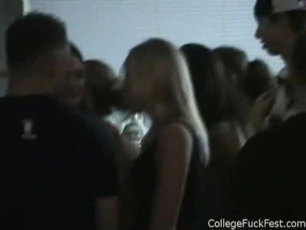 Kissing coed teens get busy in amateur party - txxx.com on gratisflix.com