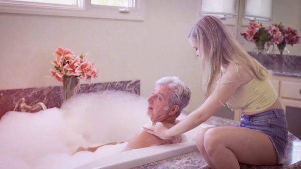 Chloe Temple's step-grandpa caught on camera watching her get down and dirty in the bathroom - sexu.com - Usa on gratisflix.com
