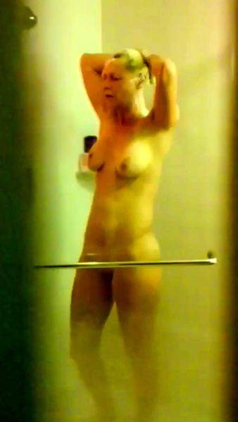 Hidden camera spying on blonde Milf naked in the shower 2 - drtuber.com on gratisflix.com