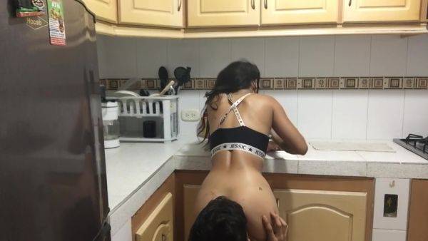 Im In The Kitchen Washing The Dishes My Boyfriend Arrives Very Hot His Penis Hits Me He Takes Of - upornia.com on gratisflix.com