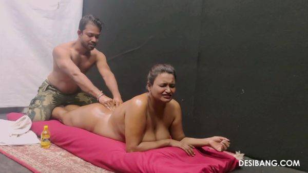 Chubby Desi wife cam fucked during erotic massage - xbabe.com - India on gratisflix.com
