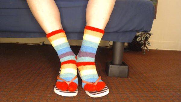 Fluffy Fuzzy Socks Flip Flops Shoeplay - hclips.com on gratisflix.com