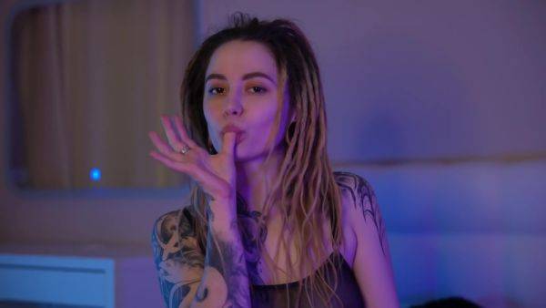 Babe With Dreadlocks And Tattoos Plays With Pussy While Is Home - upornia.com on gratisflix.com