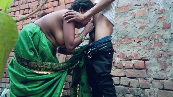 Hot Indian Bhabhi Outdoor Real Anal Sex Video Desi Bhabhi Ki Chudai Ghar Ke Pichhe Real Chudai Video - desi-porntube.com - India on gratisflix.com