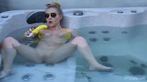 Sweet blonde inserts big dildo in her shaved pussy while in the pool - hellporno.com on gratisflix.com