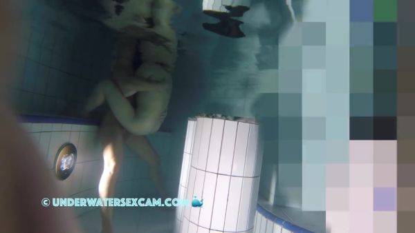 Hot Couple Has Underwater Sex In A Corner - hclips.com on gratisflix.com