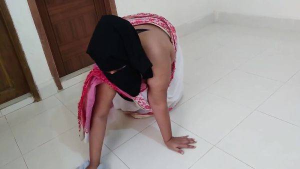 Neighbor Fucks Punjabi Hot Aunty While She Cleaning The House - Desi Sex - hotmovs.com on gratisflix.com