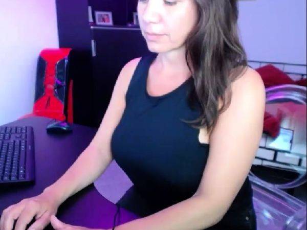 Brunette Solo Webcam Masturbation - drtuber.com on gratisflix.com