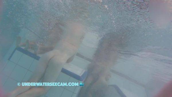 This Young Couple Plays Together Underwater In Front Of Many People - hclips.com on gratisflix.com