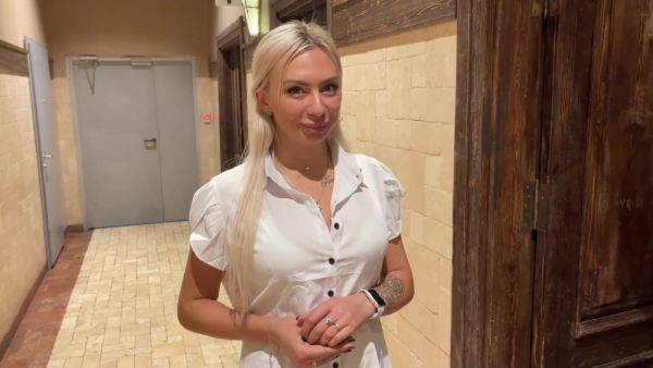 Hot and dangerous blowjob in the toilet of the shopping center from a Russian saleswoman. - anysex.com - Russia on gratisflix.com