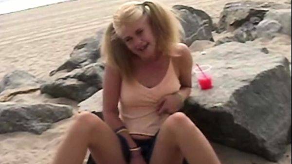 Little Summer gets horny at beach - drtuber.com on gratisflix.com