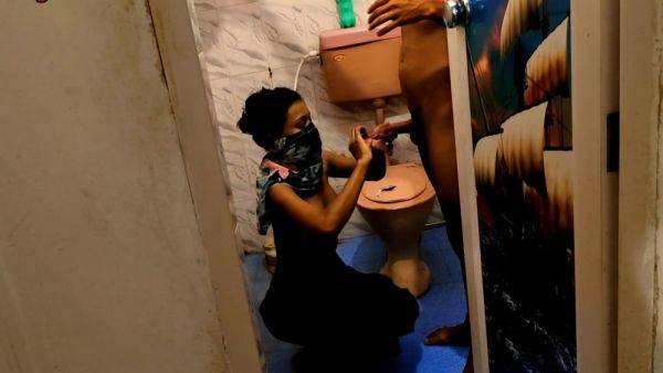 Ko Chhod Ke Chut Fad Do Toilet - desi-porntube.com - India on gratisflix.com