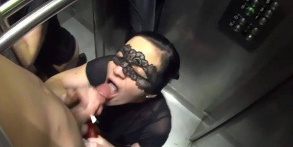 Il m éjacule au visage dans l ascenseur - txxx.com - France on gratisflix.com