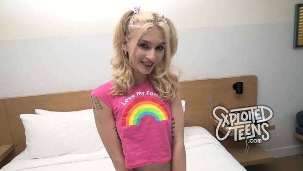 Witness this petite 18-year-old blonde as she gives head and eats ass (POV) - veryfreeporn.com on gratisflix.com