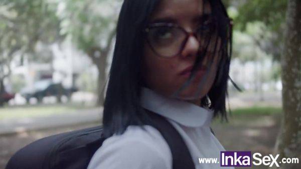 Big ass 18 year old schoolgirl gets caught by stranger - hotmovs.com - Peru - Colombia on gratisflix.com