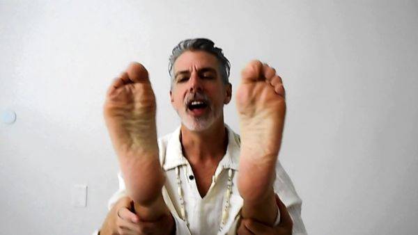 DILF Richard Lennox Shows Off His Feet In Yoga Session - drtuber.com on gratisflix.com