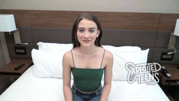 Stunning 19-year-old with emerald eyes stars in her first porn scene - veryfreeporn.com on gratisflix.com