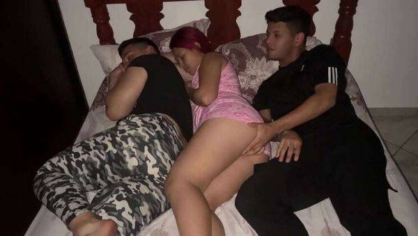 I don't enjoy sharing a bed with my girlfriend's best friend, as I suspect he's banging her next to me (Cuckold Style) - veryfreeporn.com on gratisflix.com