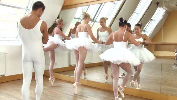 Russian ballerinas share cock on the dance floor - xbabe.com - Russia on gratisflix.com