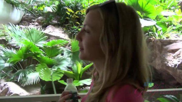 Virtual Vacation In Singapore With Karla Kush Part 1 - hotmovs.com - Usa - Singapore on gratisflix.com