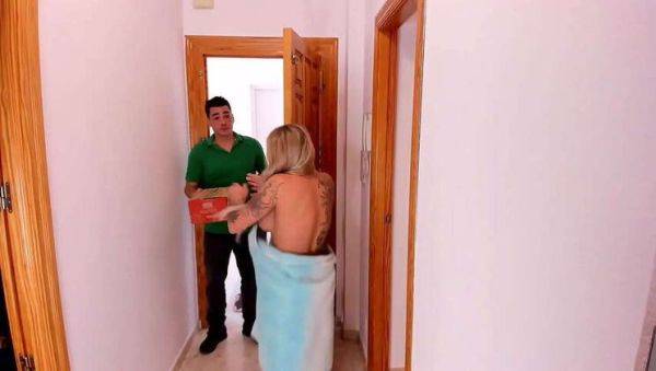 Raquel, the Blonde MILF, Serviced Delivery Guy's Big Cock After Dropping Towel - porntry.com on gratisflix.com