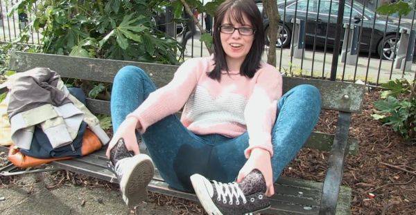 Nerdy amateur pees on herself in public and shares unique angles - alphaporno.com on gratisflix.com