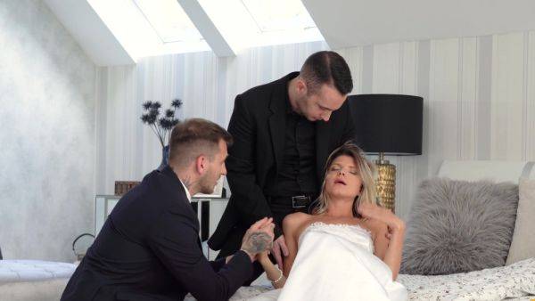 Bride gets laid on her wedding day by her hubby's best friend - xbabe.com - Russia on gratisflix.com