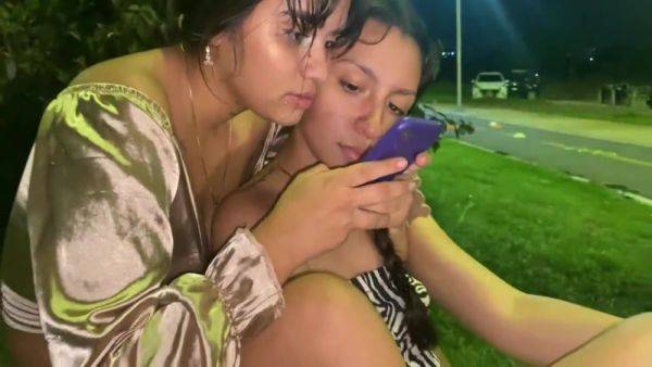 Liseth Iris And Lizeth Elianny - Salgo A Buscar A Alguien Para Fol R Porque Estoy Cachonda Y Follo Con La Hermanastra Pequena De Mi Amiga 5 Min - desi-porntube.com - India on gratisflix.com