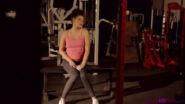 Gym Girlfriend - porntry.com on gratisflix.com